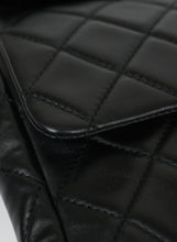 Carica l&#39;immagine nel visualizzatore di Gallery, Chanel Roll Up Maxi Clutch in pelle matelassé nera
