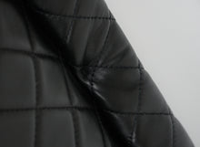 Carica l&#39;immagine nel visualizzatore di Gallery, Chanel Roll Up Maxi Clutch in pelle matelassé nera
