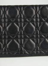 Carica l&#39;immagine nel visualizzatore di Gallery, Dior Pochette Cannage in pelle nera
