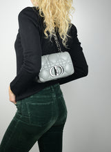 Load image into Gallery viewer, Dior Borsa a Tracolla Cannage Caro in pelle grigia
