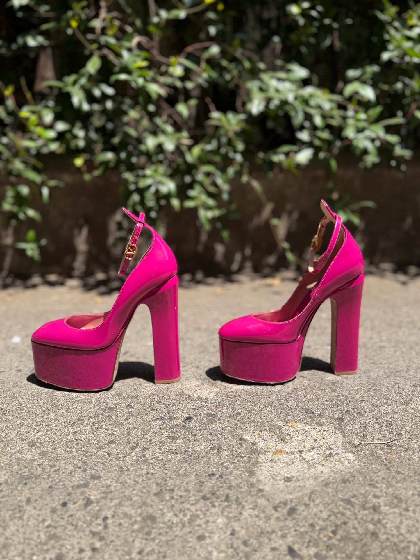 Valentino pump platform tan-go fucsia