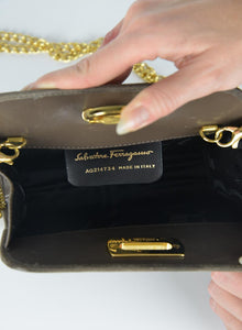 Ferragamo Borsina a tracolla in suede tortora