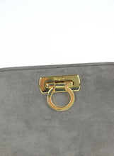 Carica l&#39;immagine nel visualizzatore di Gallery, Ferragamo Borsina a tracolla in suede tortora
