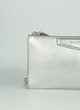 Carica l&#39;immagine nel visualizzatore di Gallery, Givenchy Pochette Antigona in pelle argento
