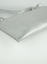 Carica l&#39;immagine nel visualizzatore di Gallery, Givenchy Pochette Antigona in pelle argento
