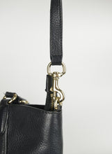 Carica l&#39;immagine nel visualizzatore di Gallery, Gucci Shopper in pelle nera maxi logo
