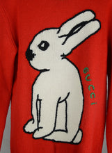 Load image into Gallery viewer, Gucci Pull in lana rosso con coniglio - Tg. S
