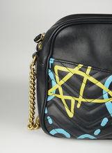 Carica l&#39;immagine nel visualizzatore di Gallery, Gucci Borsa a tracolla Marmont Graffiti in pelle nera
