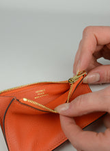 Carica l&#39;immagine nel visualizzatore di Gallery, Hermès Portafogli in pelle Orange Roulis slim
