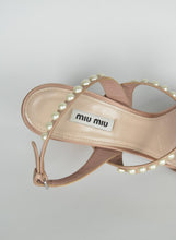 Carica l&#39;immagine nel visualizzatore di Gallery, Miu Miu sandali in raso rosa cipria con perle - N. 39
