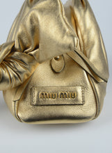 Load image into Gallery viewer, Miu Miu Borsa con nodi in pelle oro
