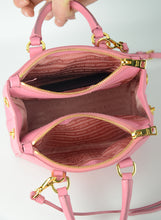 Carica l&#39;immagine nel visualizzatore di Gallery, Prada Borsa Mini Galleria in Saffiano rosa
