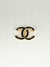 Carica l&#39;immagine nel visualizzatore di Gallery, Chanel Spilla logo CC nera con brillantini
