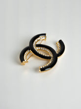 Load image into Gallery viewer, Chanel Spilla logo CC nera con brillantini
