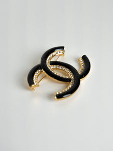 Chanel Spilla logo CC nera con brillantini
