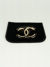 Load image into Gallery viewer, Chanel Spilla logo CC nera con brillantini
