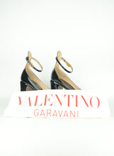 Load image into Gallery viewer, Valentino Black vernis platform pumps - N. 37

