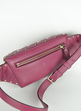 Carica l&#39;immagine nel visualizzatore di Gallery, Valentino Marsupio in pelle amarena con studs
