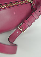 Carica l&#39;immagine nel visualizzatore di Gallery, Valentino Marsupio in pelle amarena con studs
