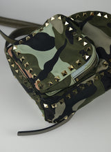 Carica l&#39;immagine nel visualizzatore di Gallery, Valentino Zainetto in tessuto camouflage
