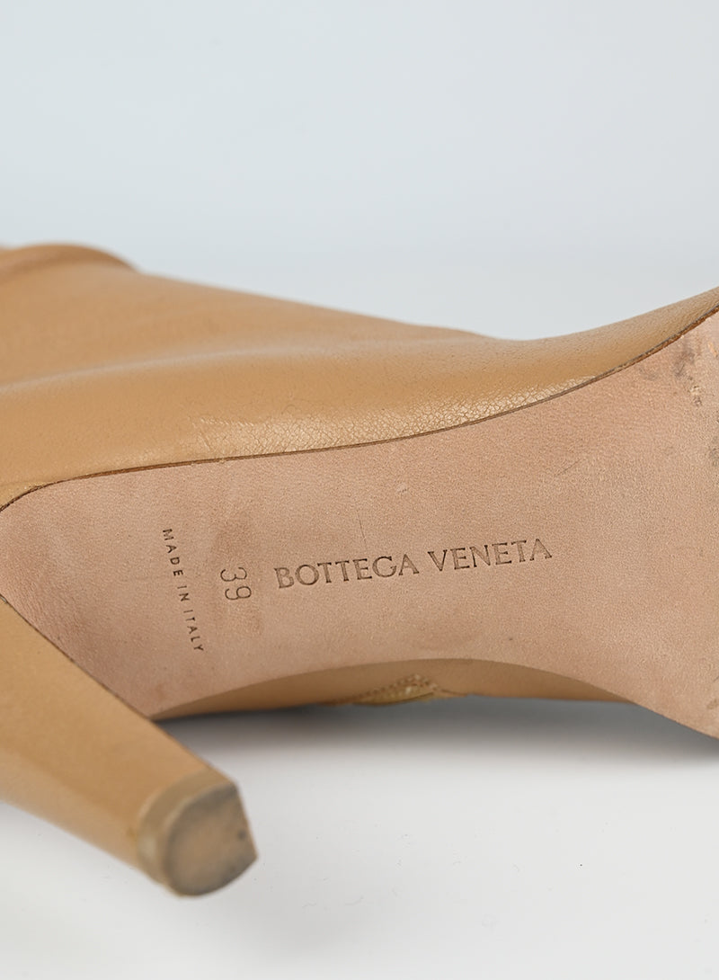 Bottega Veneta Stivalli in pelle beige - N. 39