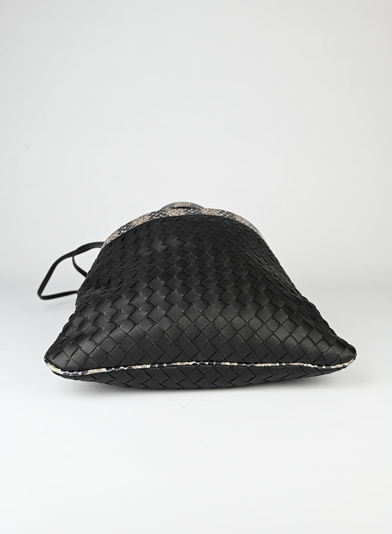 Bottega Veneta Borsa a sacchetto in pelle intrecciata nera