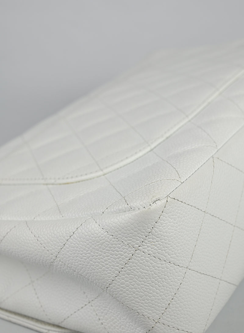 Chanel Borsa Jumbo in pelle Caviar bianca