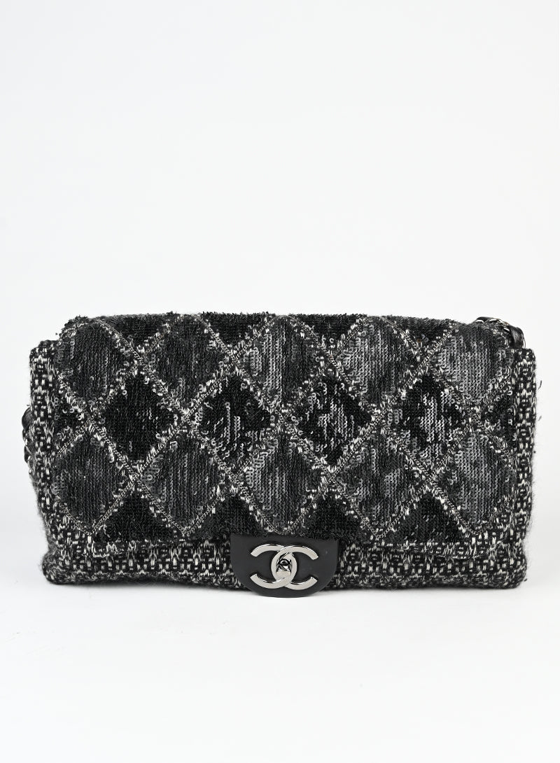 Chanel Borsa quilted nera con strass