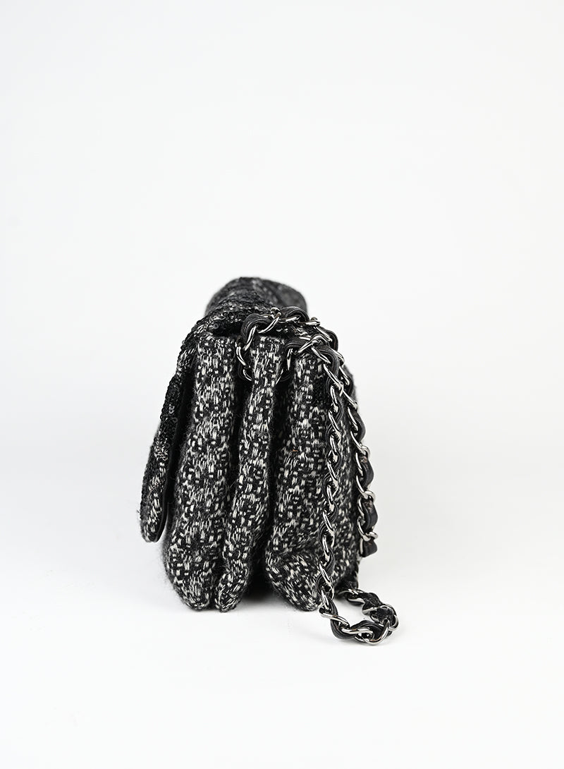 Chanel Borsa quilted nera con strass