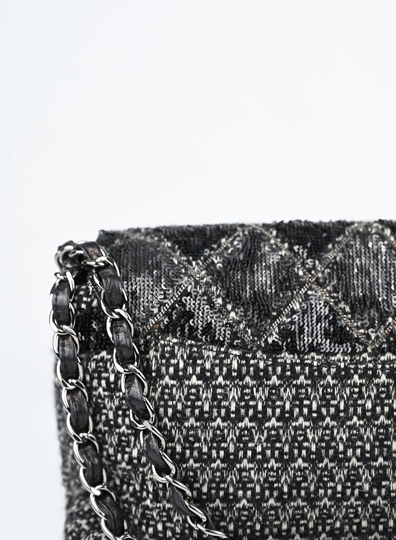 Chanel Borsa quilted nera con strass