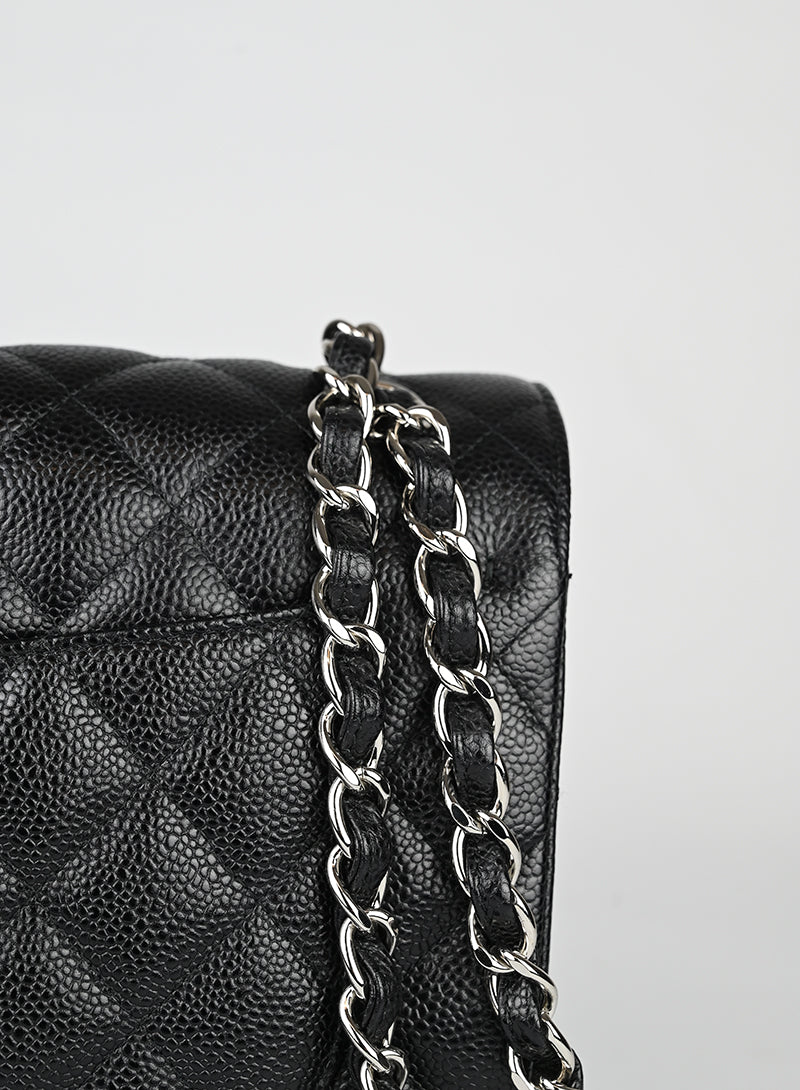 Chanel Borsa Jumbo in pelle Caviar nera