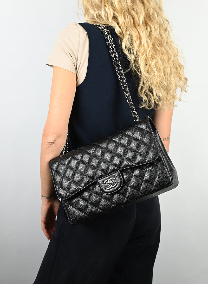 Chanel Borsa Jumbo in pelle Caviar nera