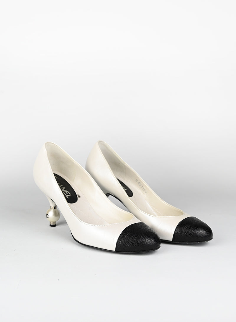 Chanel Décolleté bianche con perla - N. 36 ½
