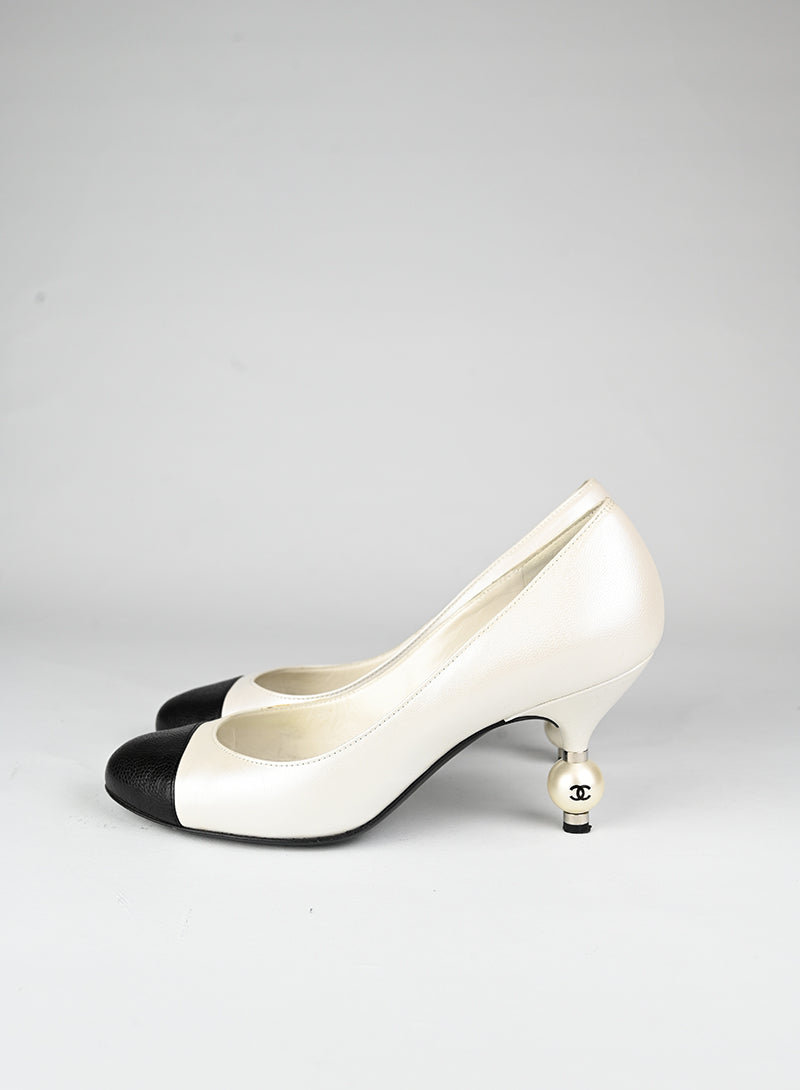 Chanel Décolleté bianche con perla - N. 36 ½