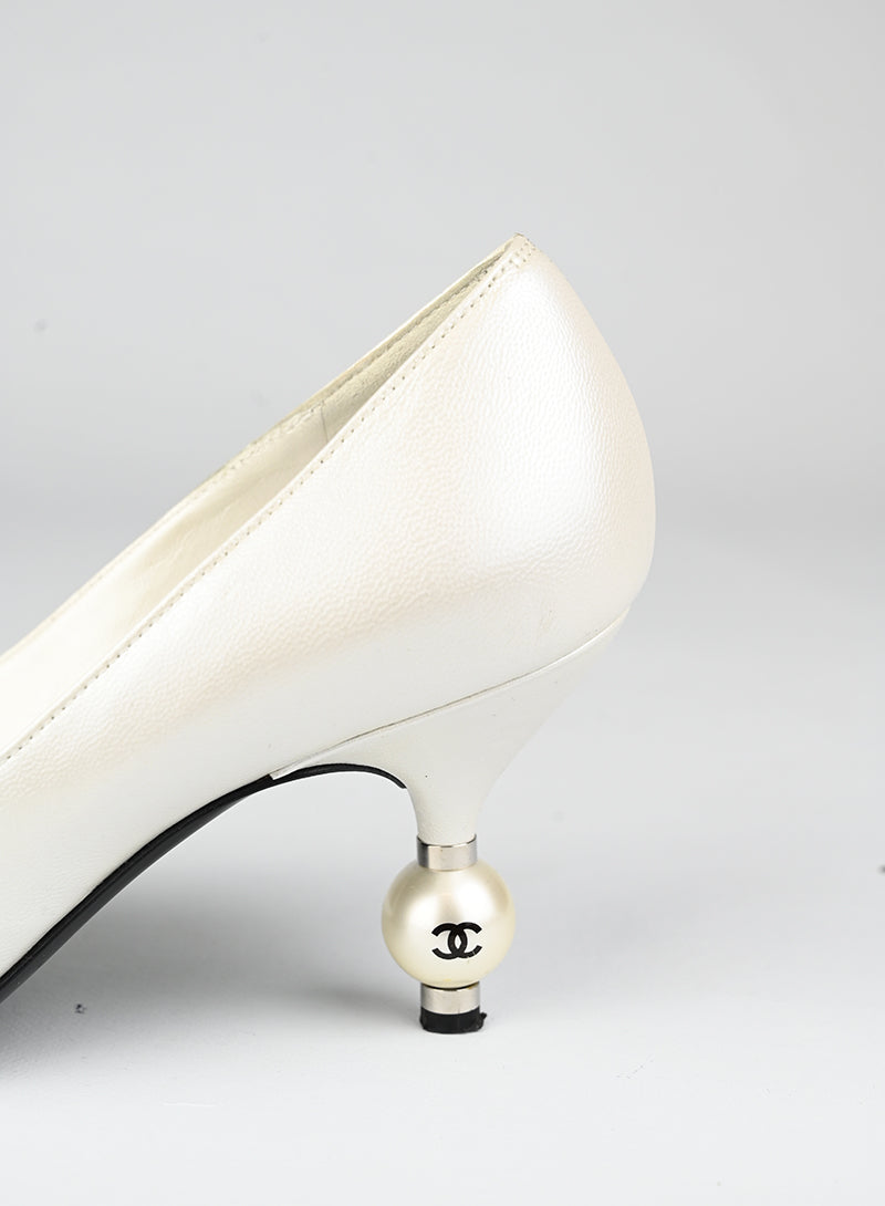 Chanel Décolleté bianche con perla - N. 36 ½