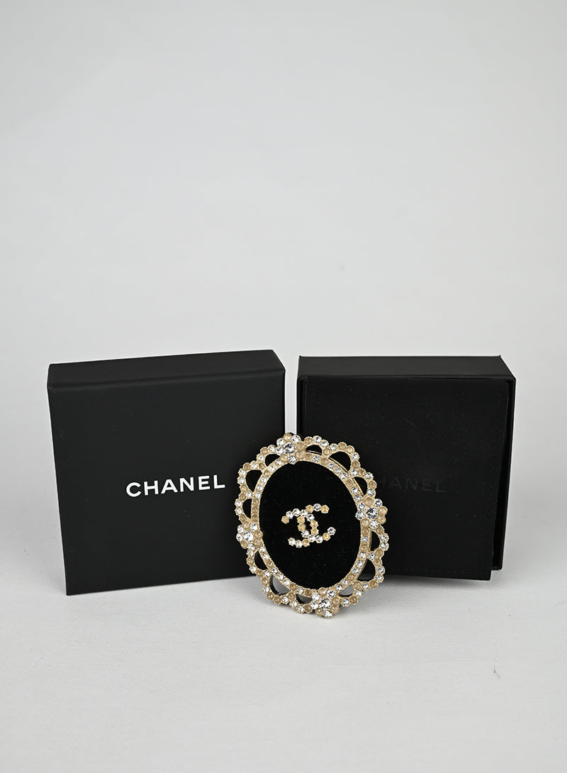 Chanel Spilla medaglione