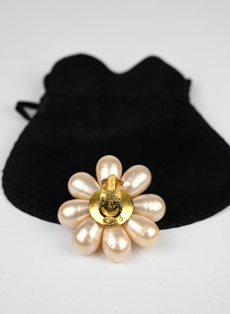 Chanel Orecchini fiore e perle