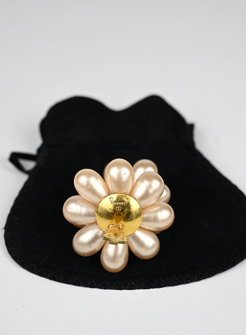 Chanel Orecchini fiore e perle