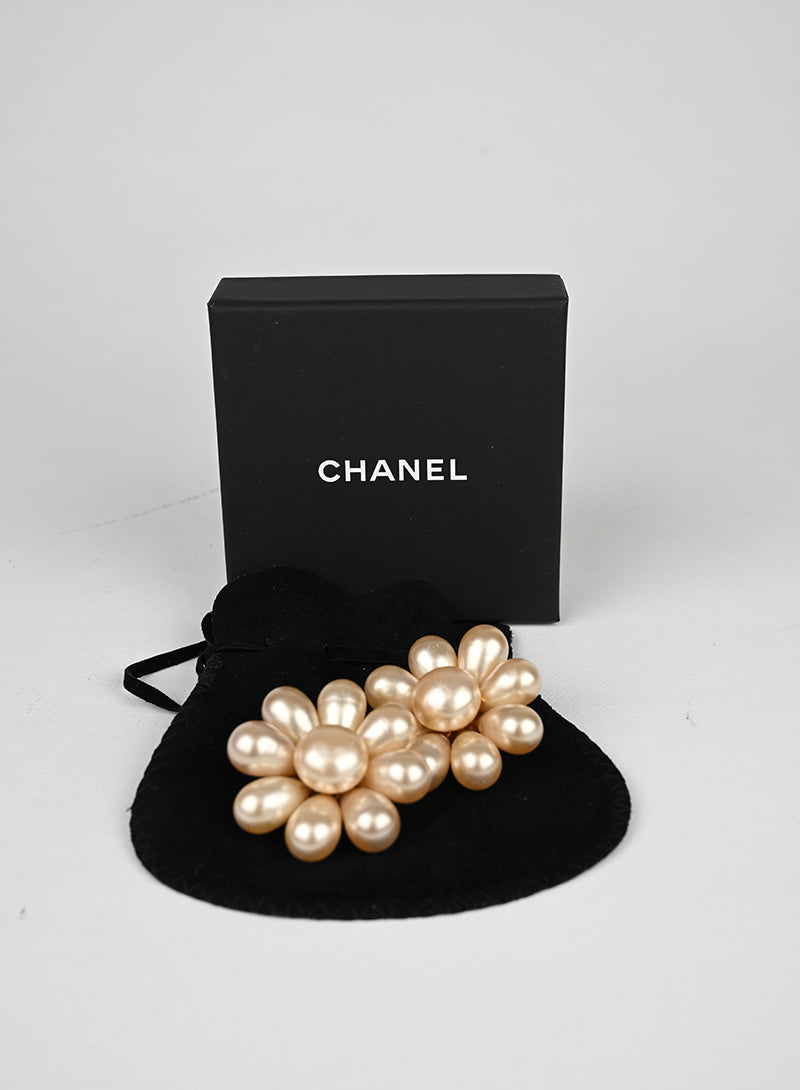 Chanel Orecchini fiore e perle
