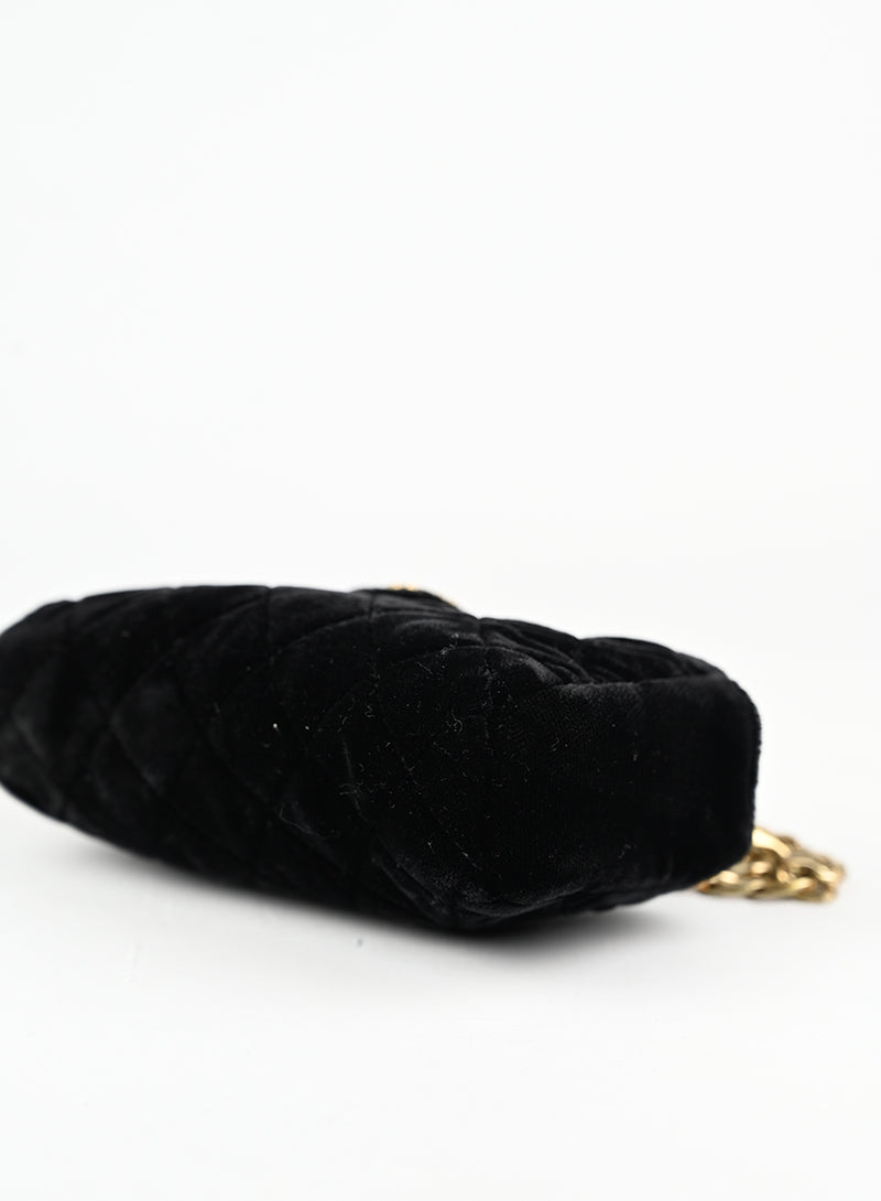 Chanel Pochette in Velluto quilted nero -  lesleyluxuryvintage