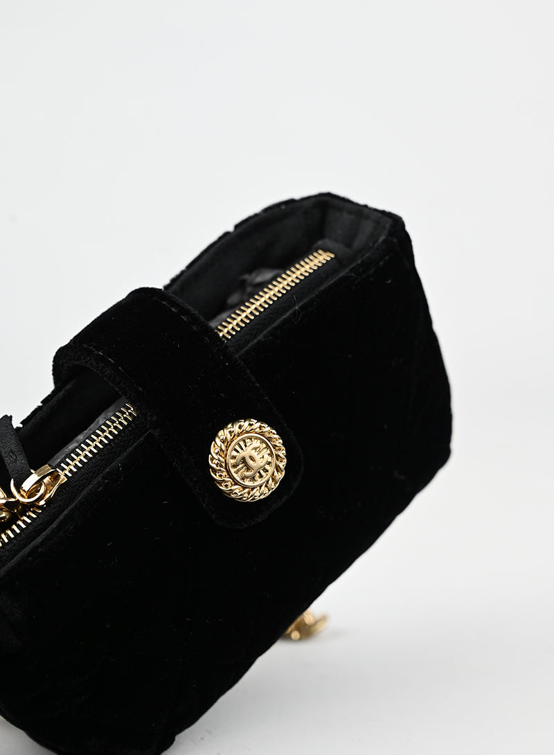Chanel Pochette in Velluto quilted nero -  lesleyluxuryvintage