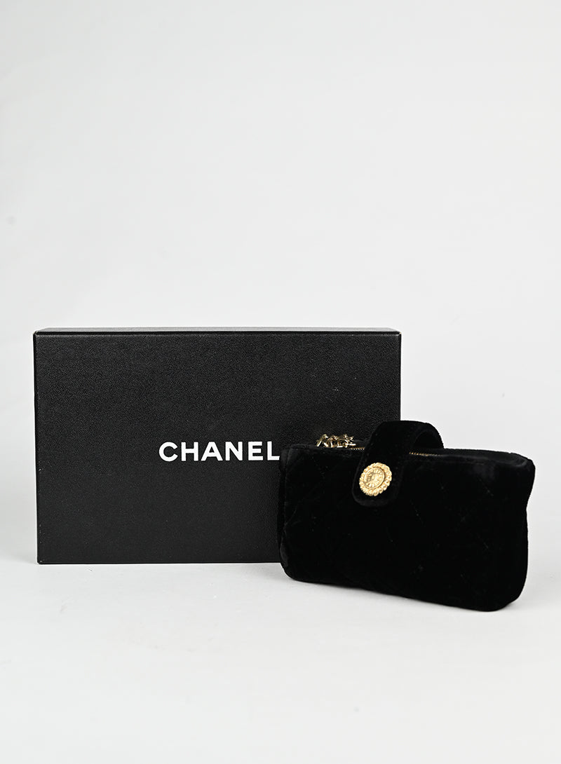 Chanel Pochette in Velluto quilted nero -  lesleyluxuryvintage