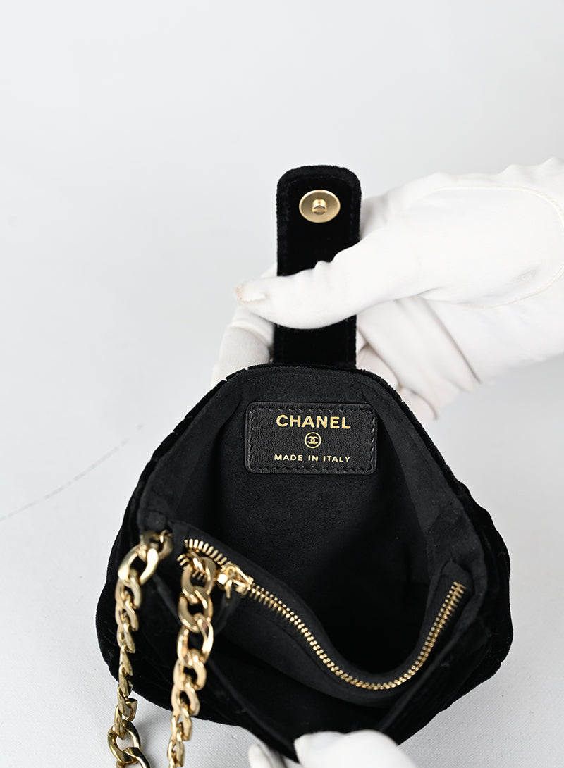 Chanel Pochette in Velluto quilted nero -  lesleyluxuryvintage