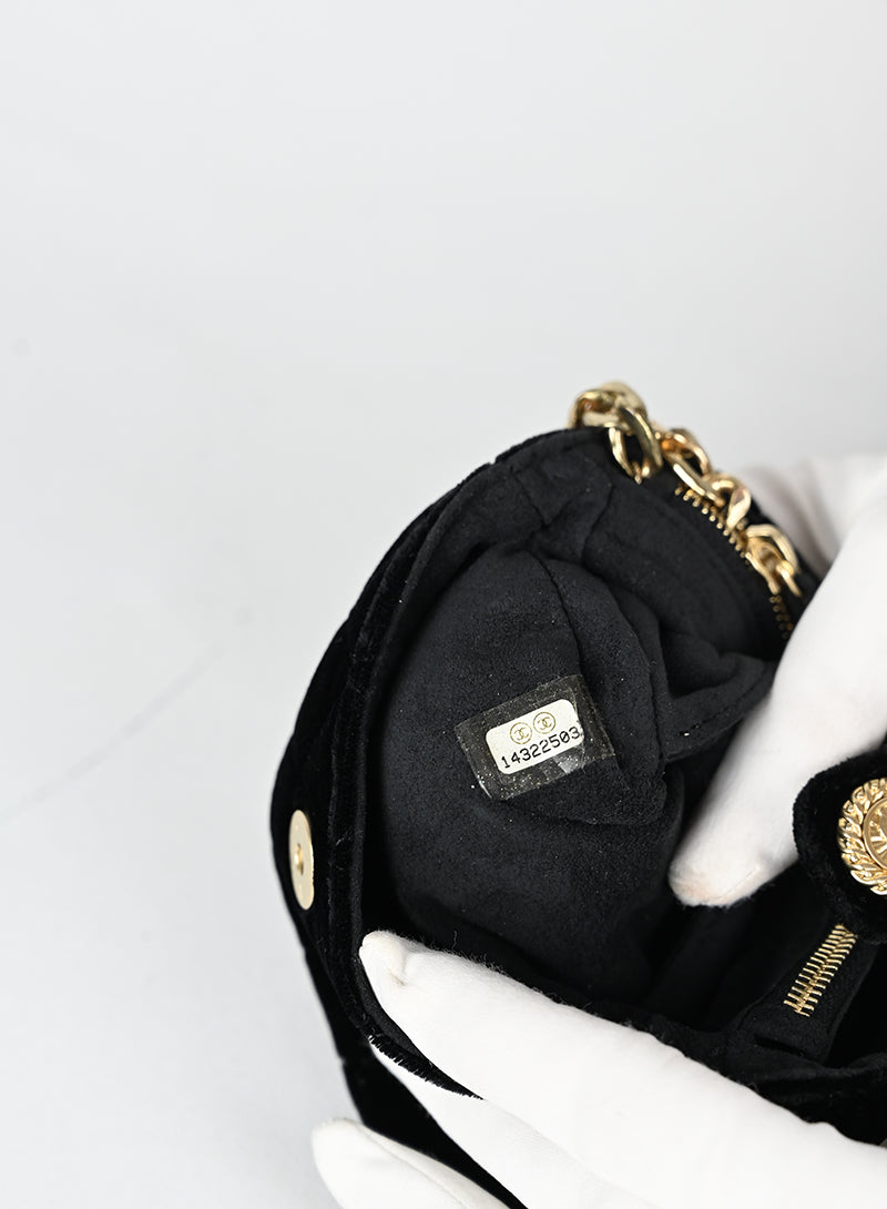 Chanel Pochette in Velluto quilted nero -  lesleyluxuryvintage