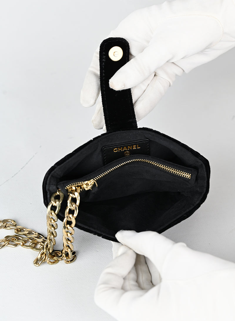 Chanel Pochette in Velluto quilted nero -  lesleyluxuryvintage
