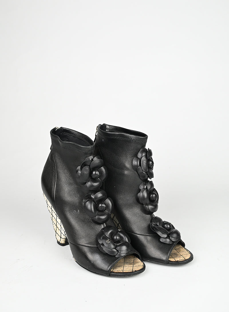 Chanel Tronchetto in pelle nera con camelie - N. 39 ½
