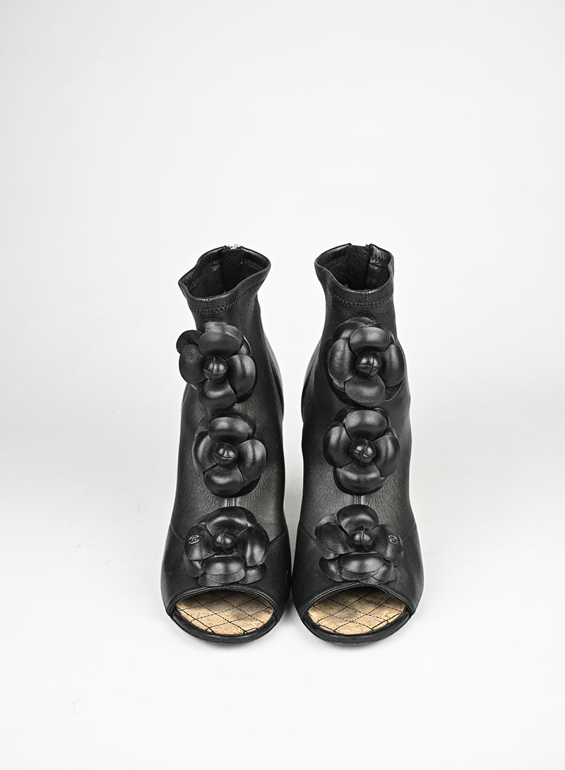 Chanel Tronchetto in pelle nera con camelie - N. 39 ½