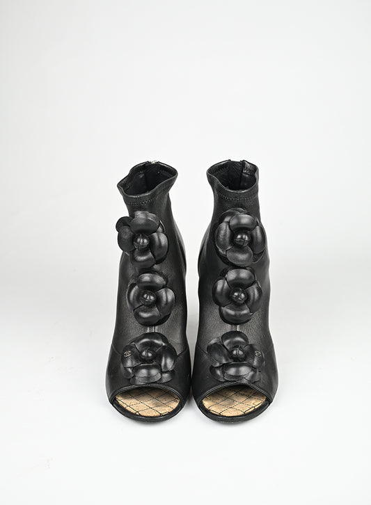 Chanel Tronchetto in pelle nera con camelie - N. 39 ½ -  lesleyluxuryvintage