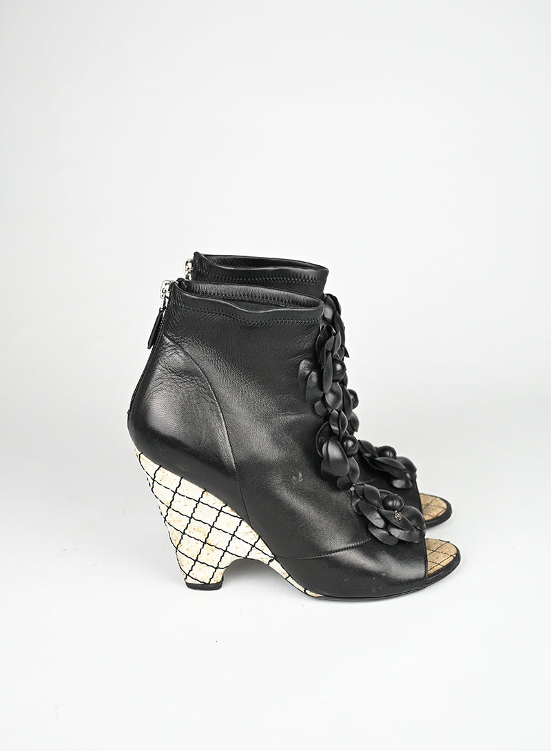 Chanel Tronchetto in pelle nera con camelie - N. 39 ½