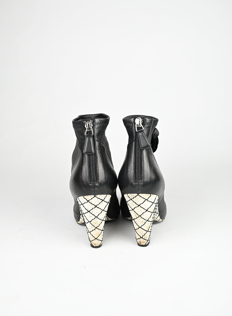 Chanel Tronchetto in pelle nera con camelie - N. 39 ½